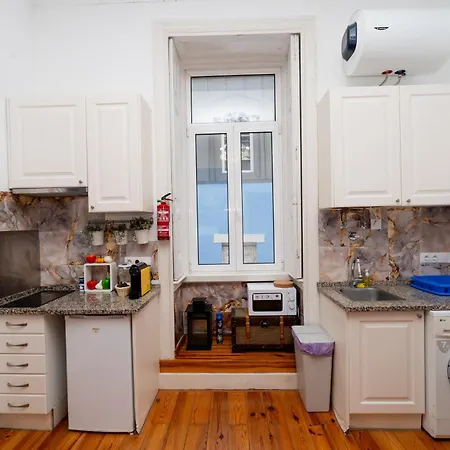 דירה Large 2-bedroom Prime Location *
