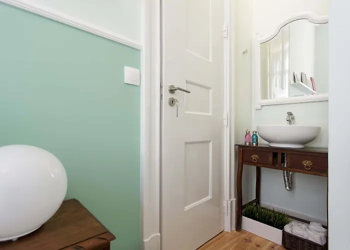 Unique 2 Bedroom Located Centeral