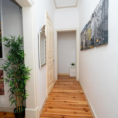 Large 2-bedroom Prime Location *